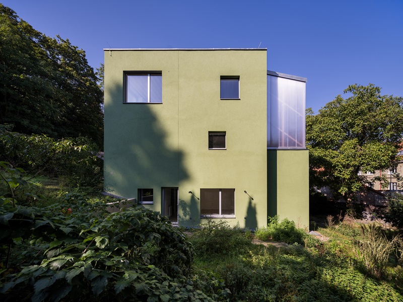 Aoc Architekti-The Green House: fachada verde lateral con claraboya