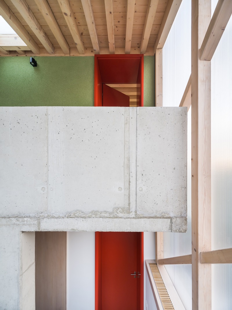 Aoc Architekti-The Green House: entrada puerta roja salón principal