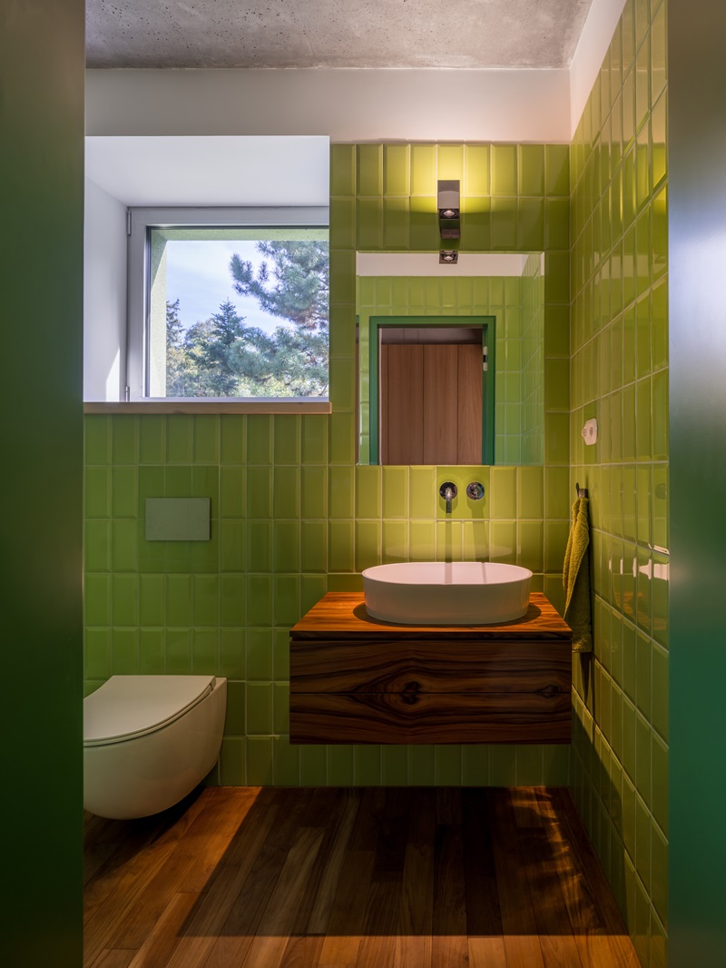 Aoc Architekti-The Green House: baño con azulejos verde botella