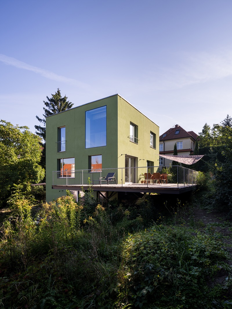Aoc Architekti-The Green House: fachada con terraza