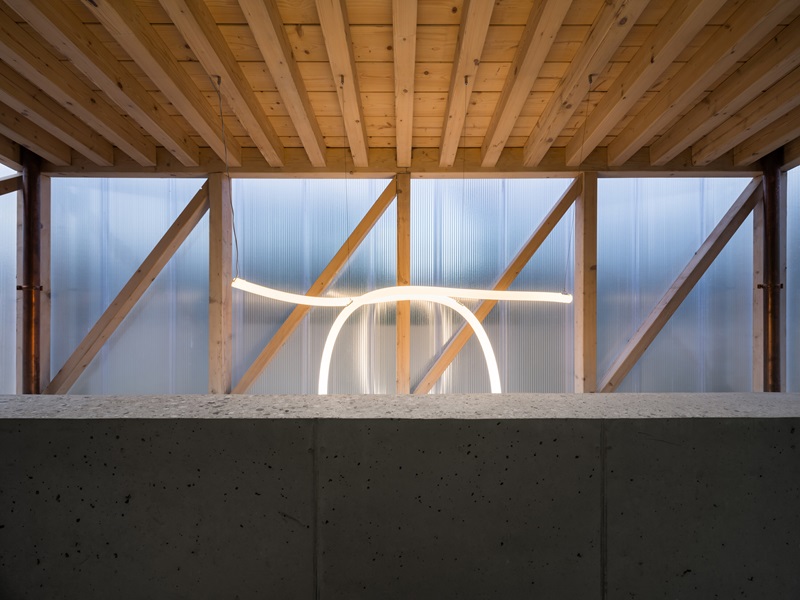 Aoc Architekti-The Green House: luminaria de diseño delante de la claraboya