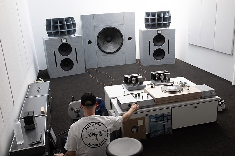 Sound of Noise. imagen de técnico en su estudio rodeado de muchos equipos de música..
