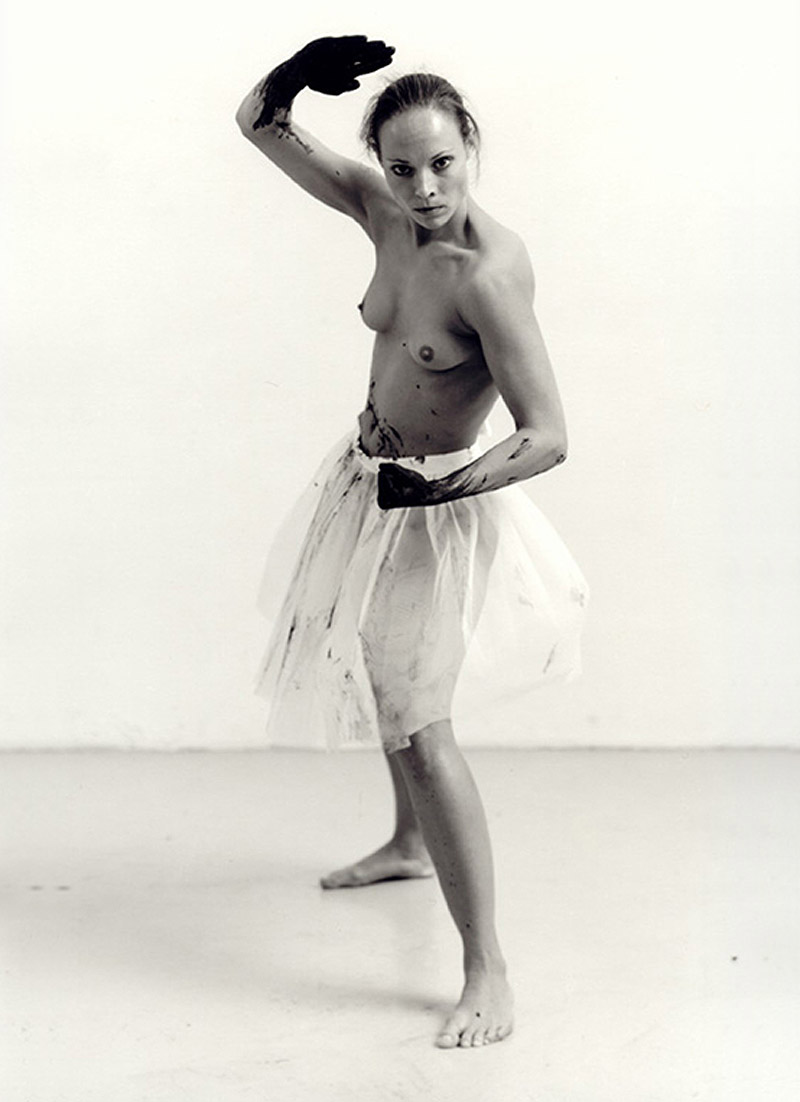 Colección Oliva Arauna, foto en blanco y negro de una bailarina con las manos llenas de alquitran