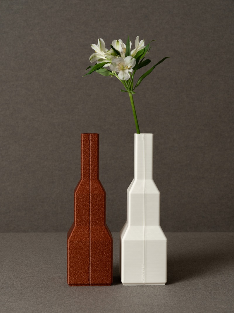 Disssseny-AMOO-Posmo: jarrones de color marrón y blanco con flor blanca