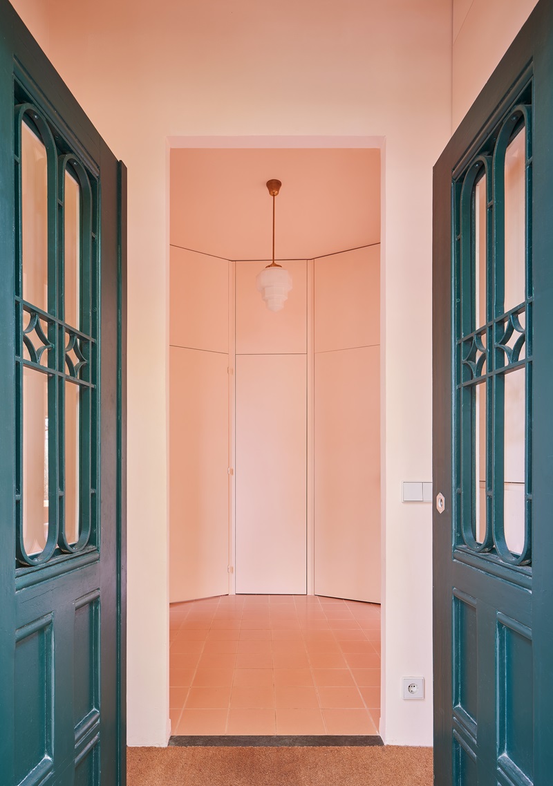 Escolano Steegmann-Two Families House: puerta de entrada azul