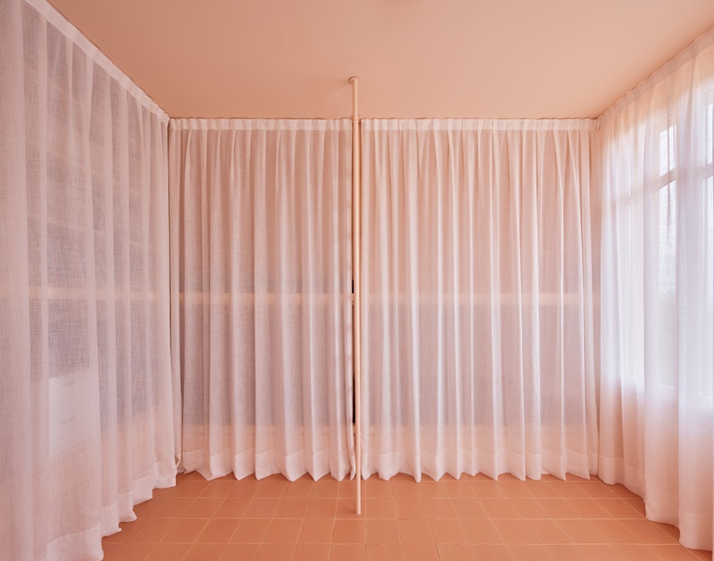 Escolano Steegmann-Two Families House: cortinas rosa cuarto infantil