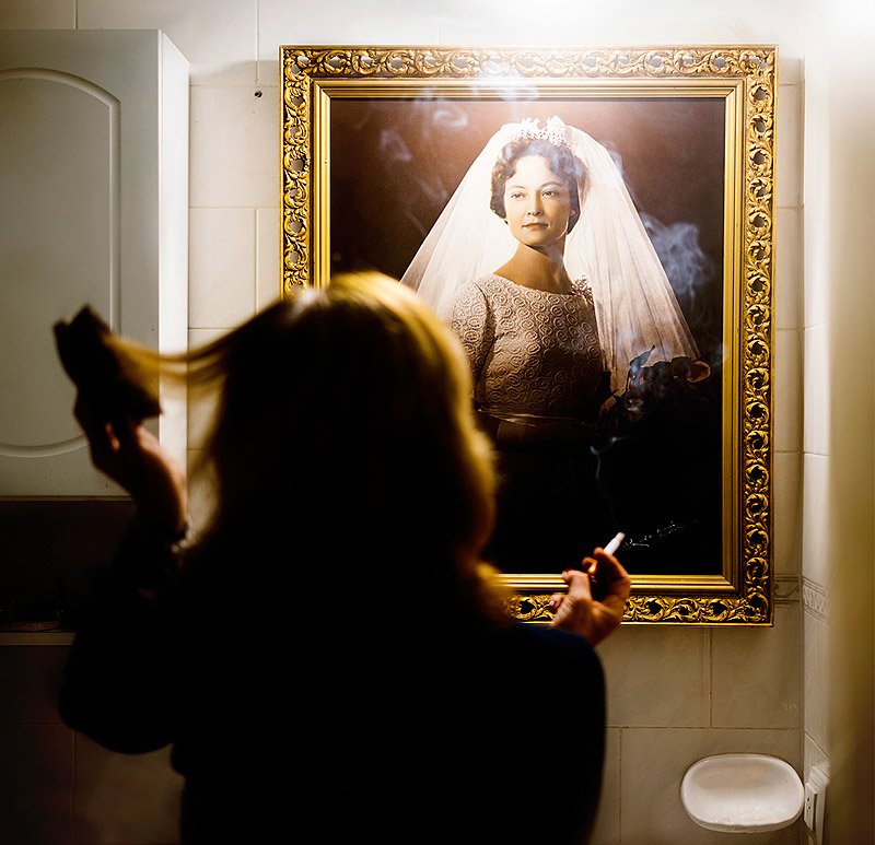 Exposición El Proyector - una mujer se peina mientras contempla un retrato de una novia