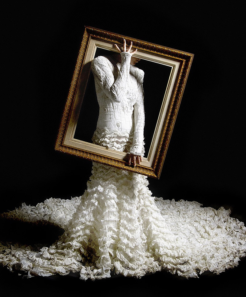 Exposición El Proyector - una mujer vestida de novia sujeta un marco