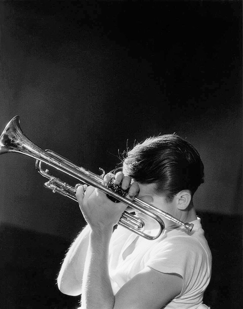 Exposición Fragile Beauty - foto de Chet Baker con su trompeta