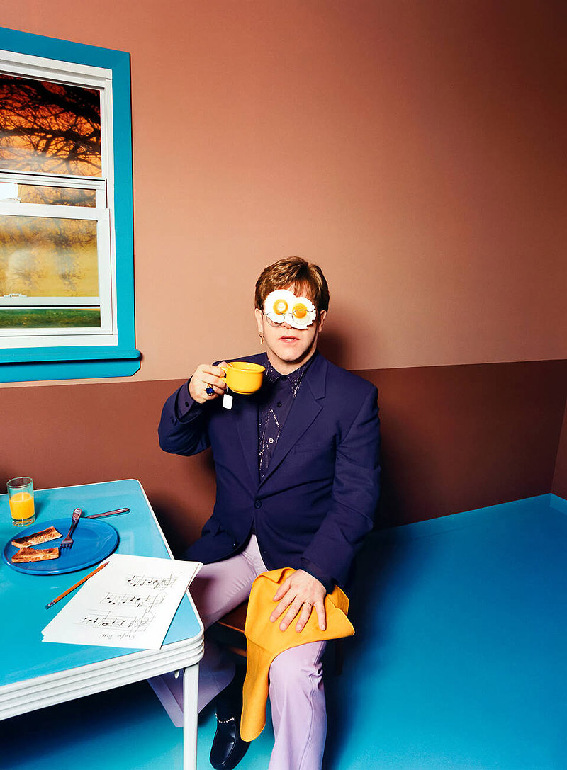 Exposición Fragile Beauty - foto de Elton John con unos huevos fritos en los ojos