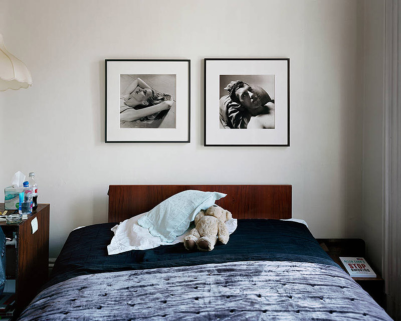 Exposición Fragile Beauty - foto de una cama con su cabecero