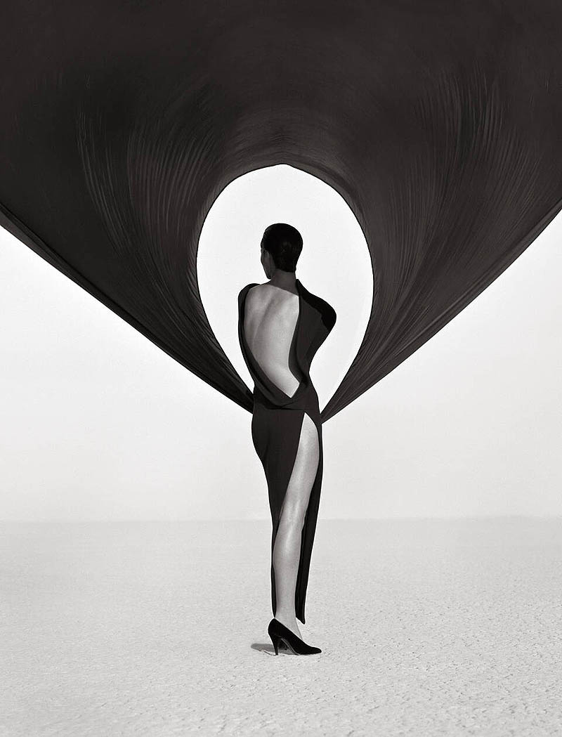 Exposición Fragile Beauty - fotografia de mujer de espaldas con vestido negro