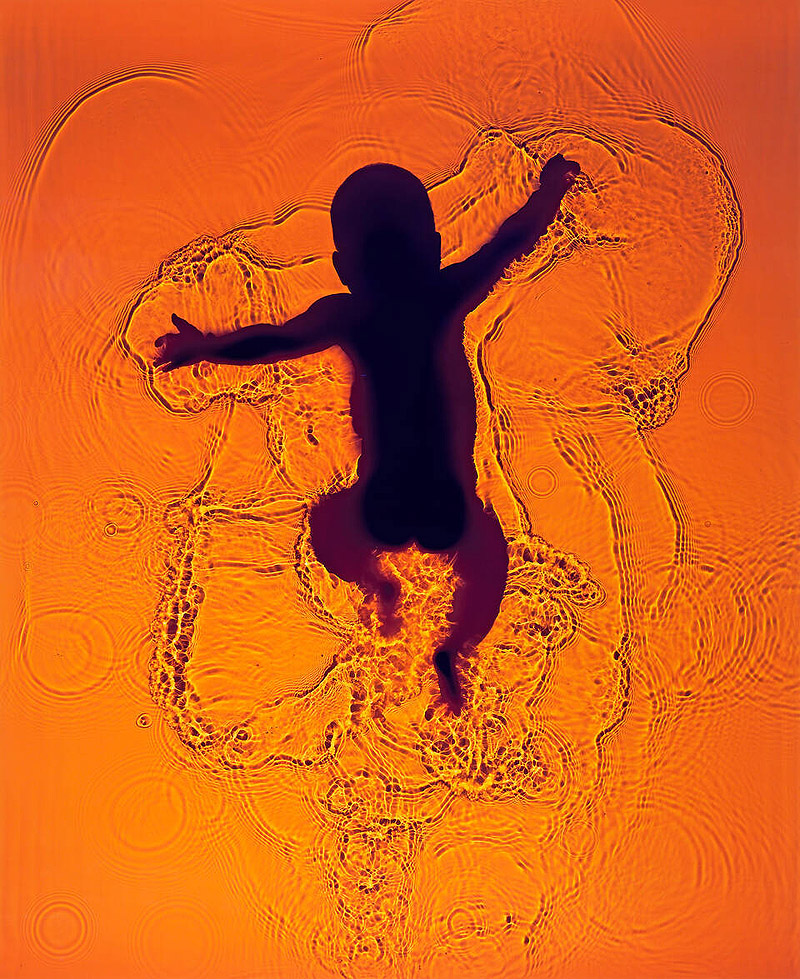 Exposición Fragile Beauty - fotografia de bebe nadando en agua roja