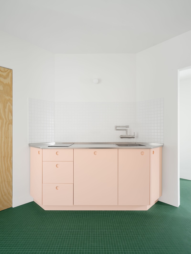 Hanghar-CasaGracia: vista cocina mueble rosa
