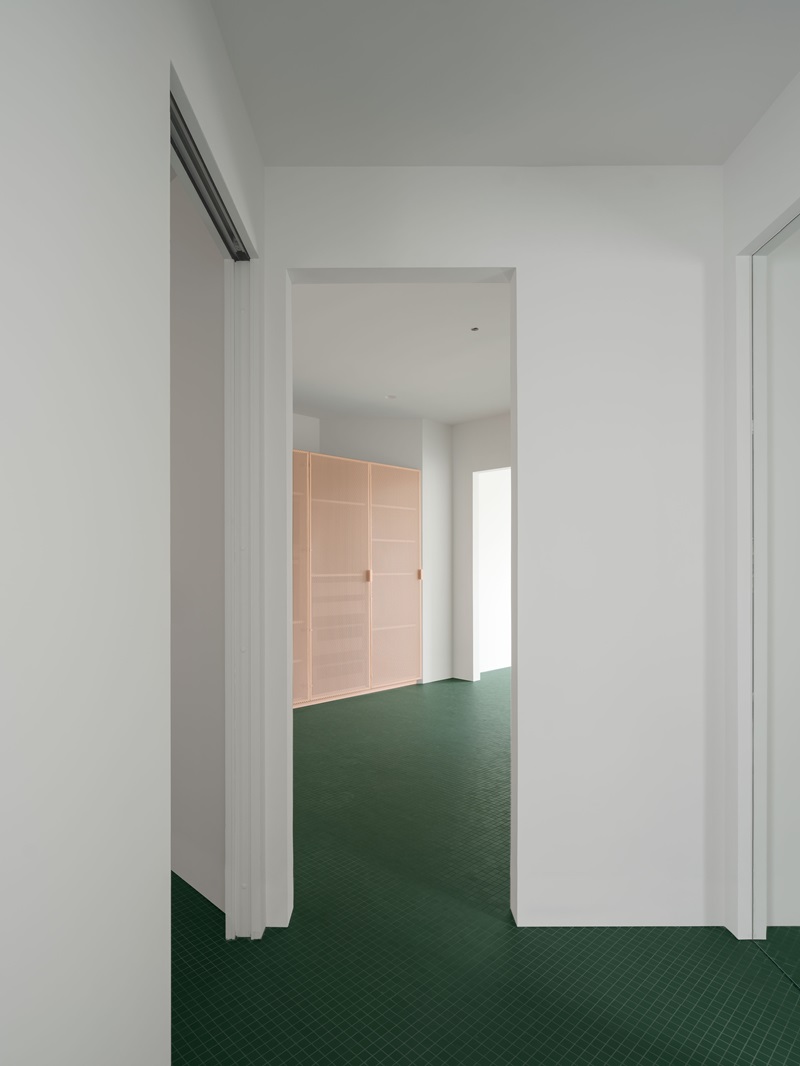 Hanghar-CasaGracia: puerta con suelo verde