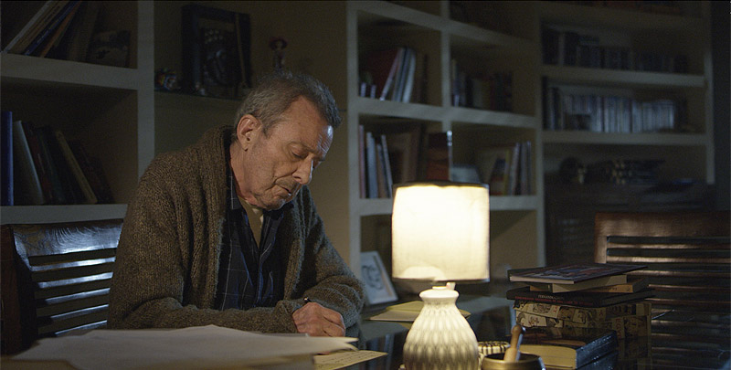 Historias de Paco Sepulveda. Fotograma de la película, primer plano de hombre escribiendo en un escritorio