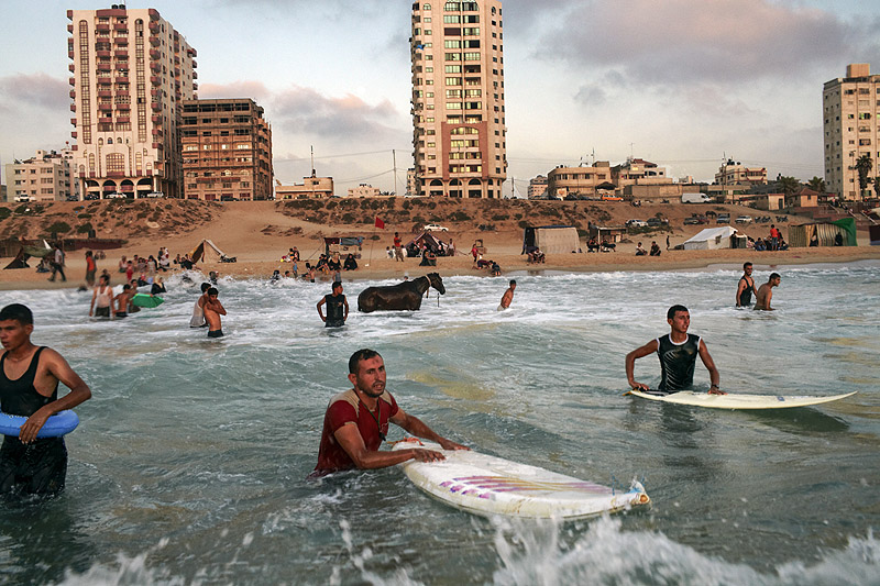 Impacte! - fotograma de documental, gente en la playa en Gaza