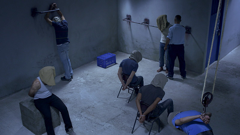 Impacte! - fotograma de documental, se ve a prisioneros encapuchados