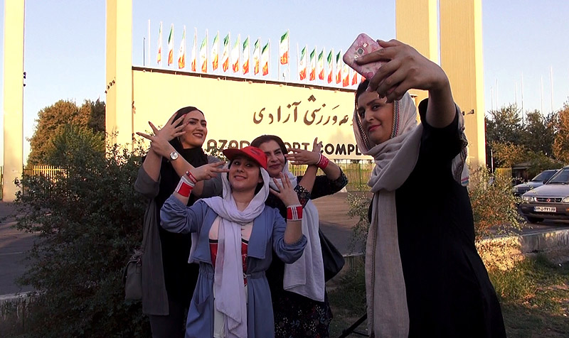 Impacte! - fotograma de documental, se ve a unas mujeres iranier haciéndose un selfie