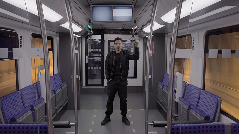 Impacte! - fotograma de documental, se ve a un chico en un vagón de metro