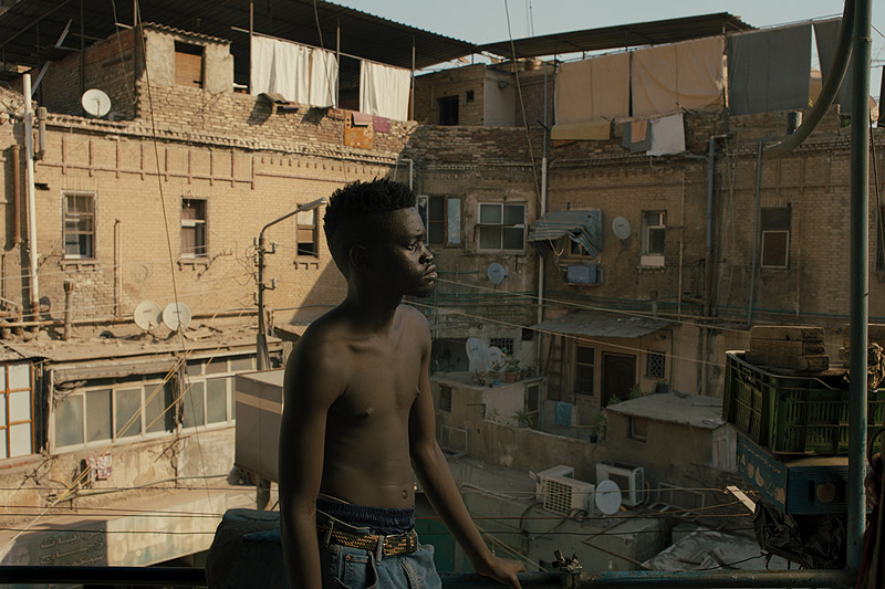 Impacte! - fotograma de documental, se ve a un hobre africano en un vecindario