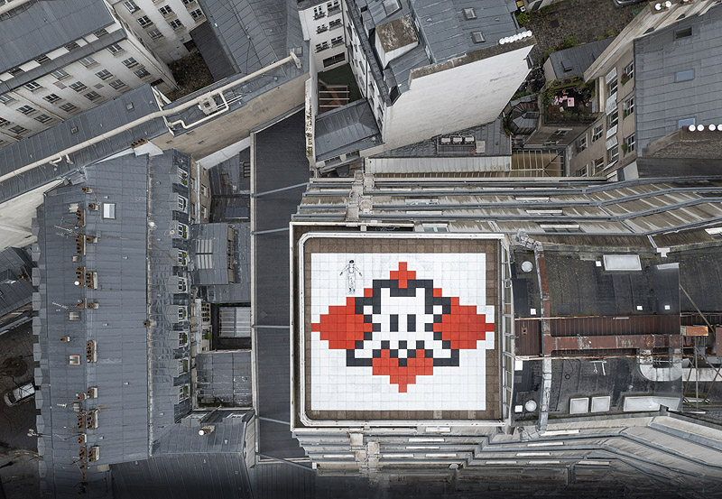 Invader - mosaico de arte urbano en una azotea