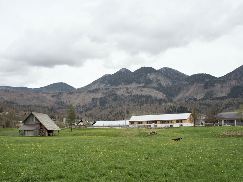KAL A-Bohinj Kindergarten: vista del complejo con los Alpes de fondo