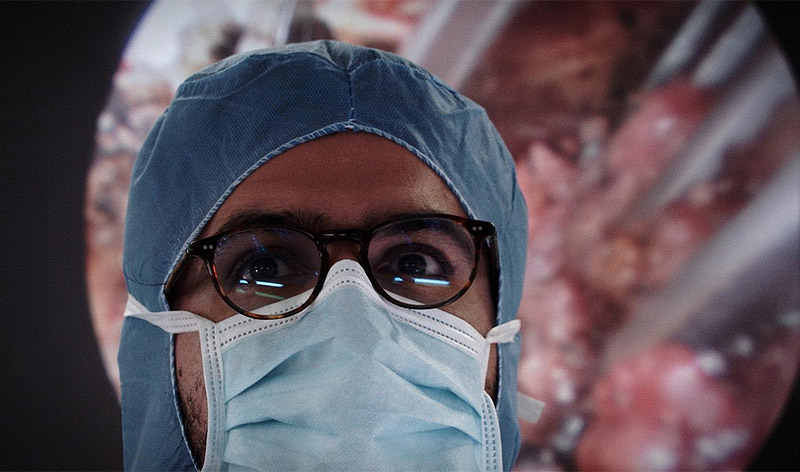 Las Favoritas de Albert Serra - imagen de cara de cirujano con mascarilla