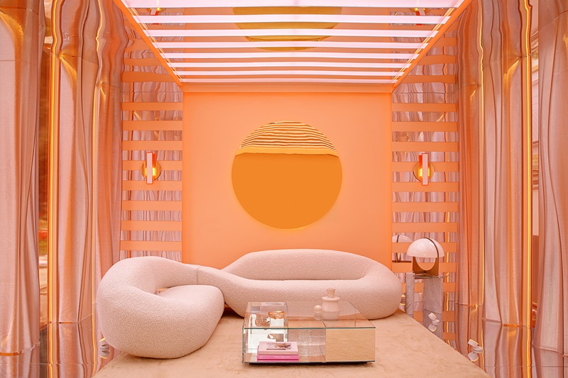 Lo Mejor de Casa Decor 2024: pabellón naranja y rosa con sofá