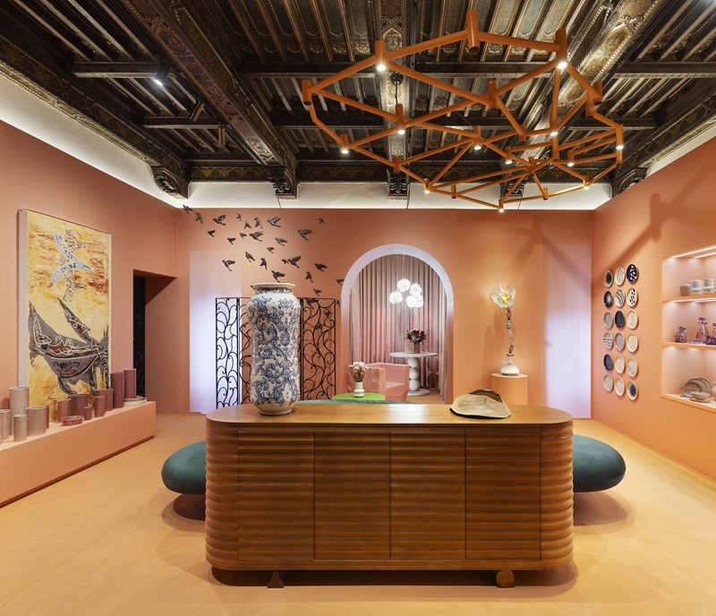 Lo Mejor de Casa Decor 2024: sala de color salmón con piezas de artesanía