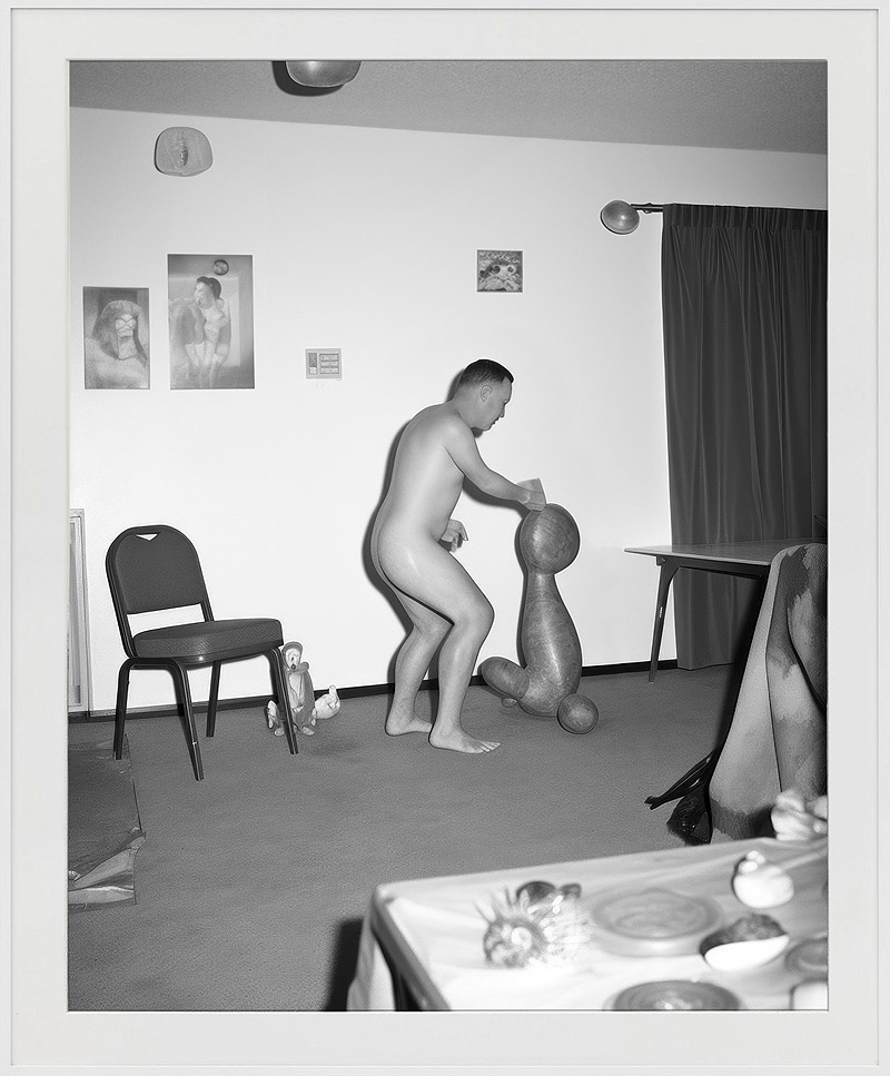 Los Raros-Las Raras - foto en blanco y negro de persona en una habitación