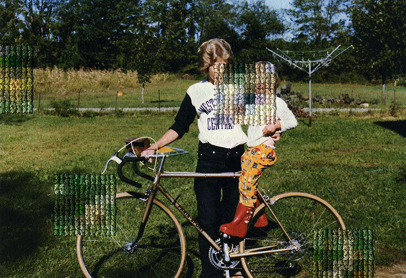 Los Raros-Las Raras - collage - imagen de foto de una mujer con bicicleta y niño donde hay partes bordadas