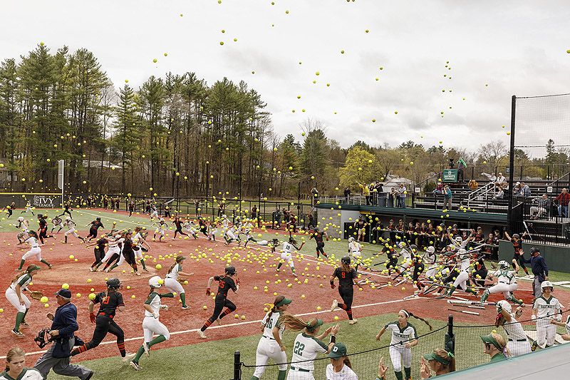 Los Raros-Las Raras - collage - imagen de partido de baseball con miles de pelotas y muchas jugadoras