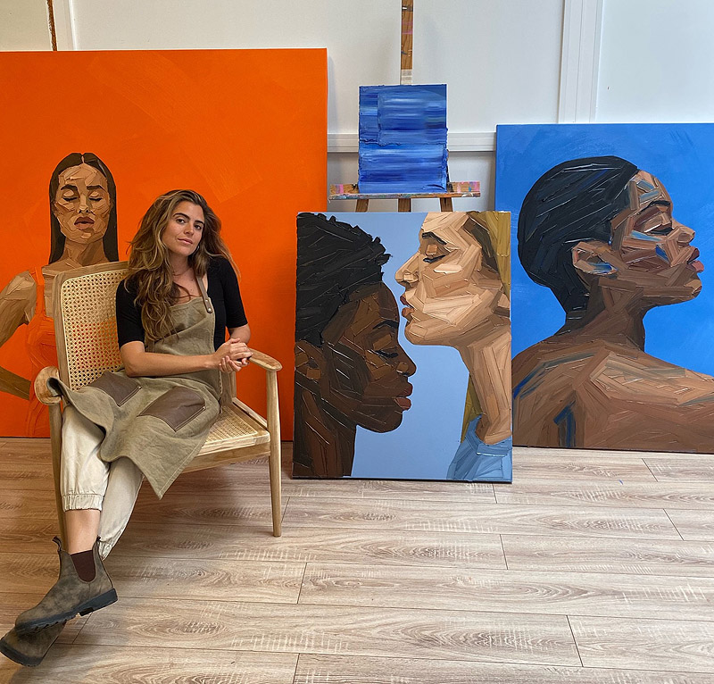 Marte 2024 - retrato de artista posando delante de su obra
