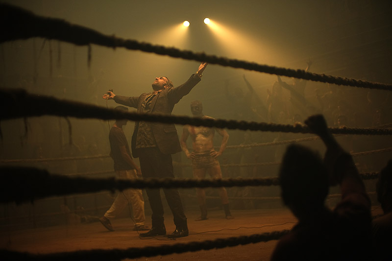 MONKEY MAN - fotograma de la película, un ring de boxeo entre humo