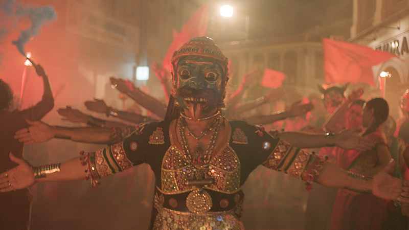MONKEY MAN - fotograma de la película , figura de divinidad india