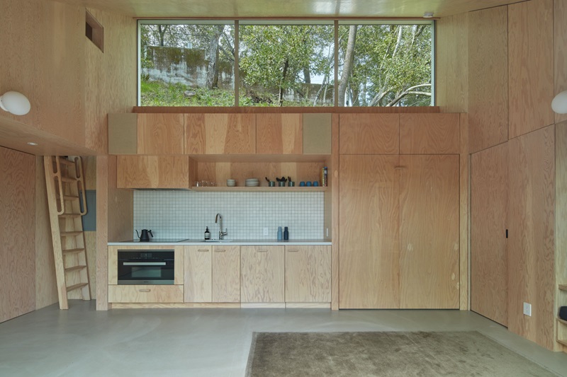 Mork-Ulnes Architects - Crest ADU: cocina y armarios de madera