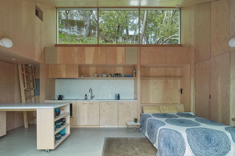 Mork-Ulnes Architects - Crest ADU: cama y zona de estar