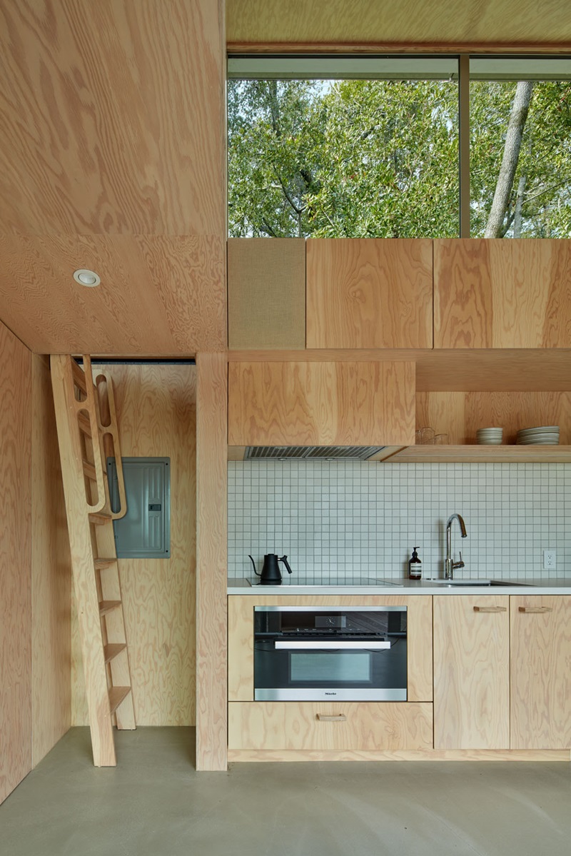 Mork-Ulnes Architects - Crest ADU: detalle cocina con escalera de pared
