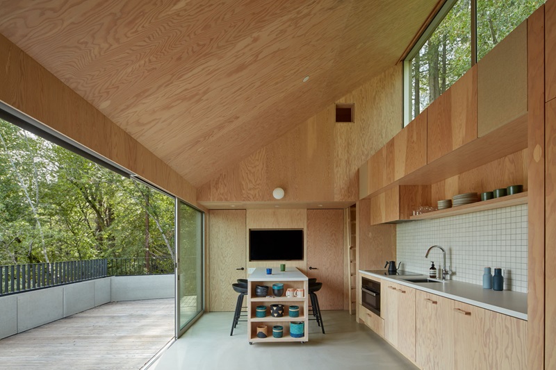 Mork-Ulnes Architects - Crest ADU: vista de la isla y del interior de madera