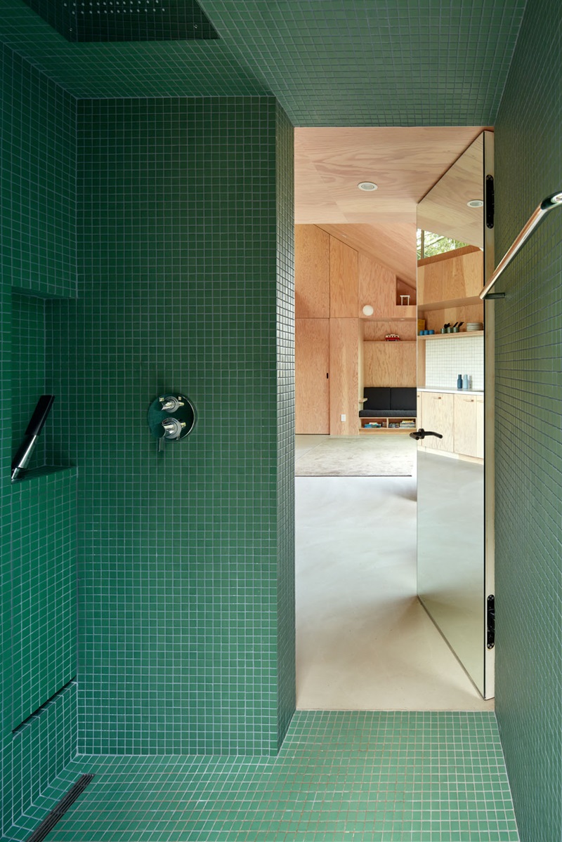 Mork-Ulnes Architects - Crest ADU: vista de la ducha de gresite verde