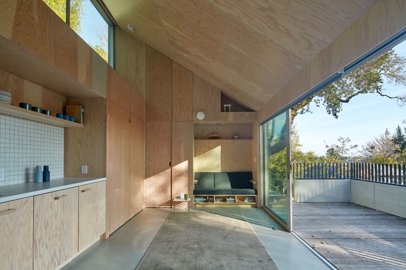 Mork-Ulnes Architects - Crest ADU: vista del salón con sofá en armario