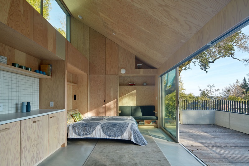 Mork-Ulnes Architects - Crest ADU: vista del salón con cama plegable