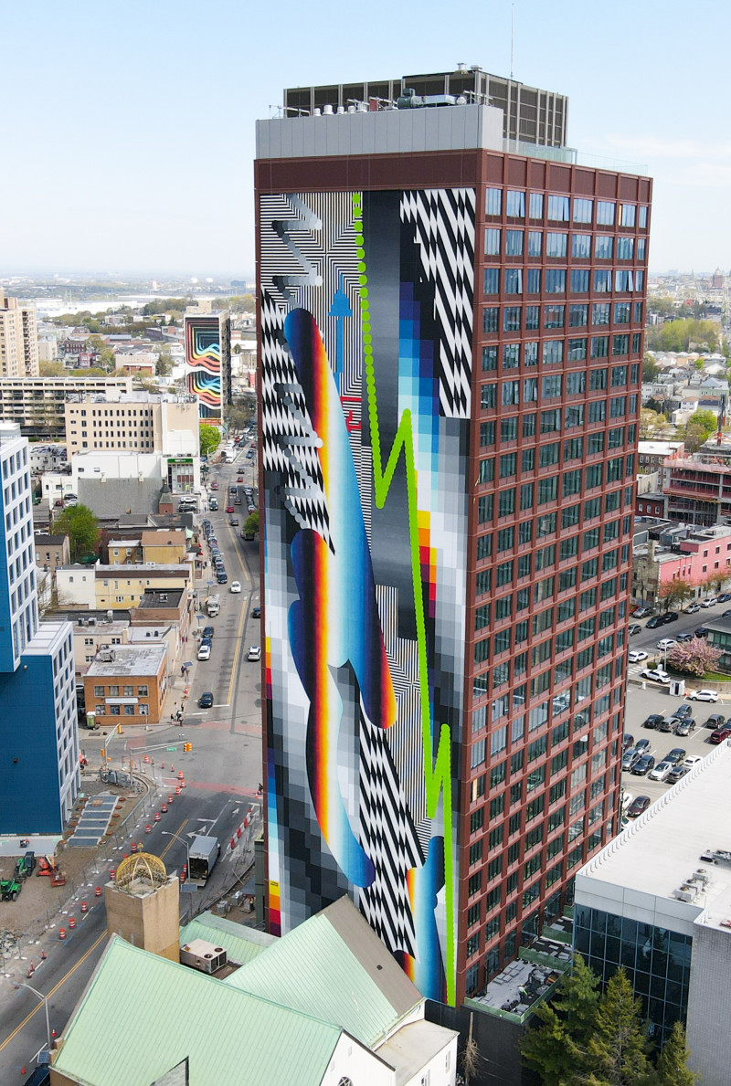 Optichromie - mural gigantesco de Felipe Pantone en un rascacielos de Jersey City
