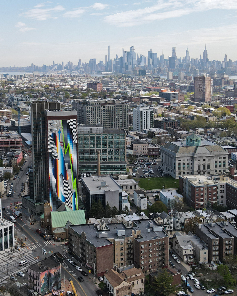 Optichromie - mural gigantesco de Felipe Pantone en un rascacielos de Jersey City