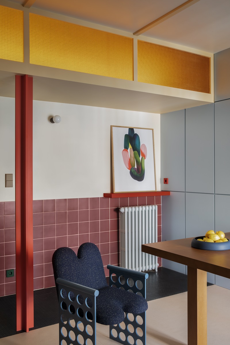 Plutarco-Habitación Policromada: detalle vista con azulejos y pilar en gama de rojos 