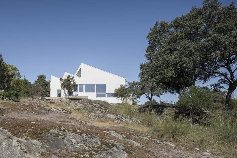 Positivelivings-Casa en la sierra de Madrid: vivienda sobre la pendiente del terreno