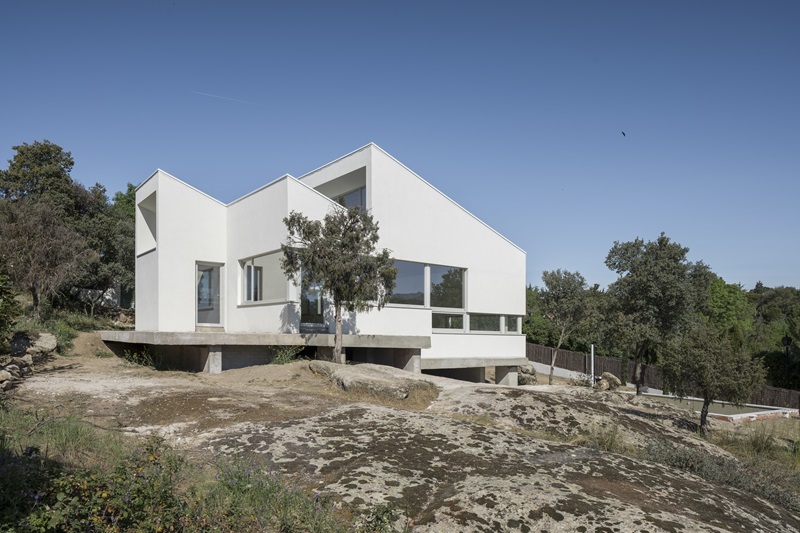 Positivelivings-Casa en la sierra de Madrid: fachada de perfil sobre losa