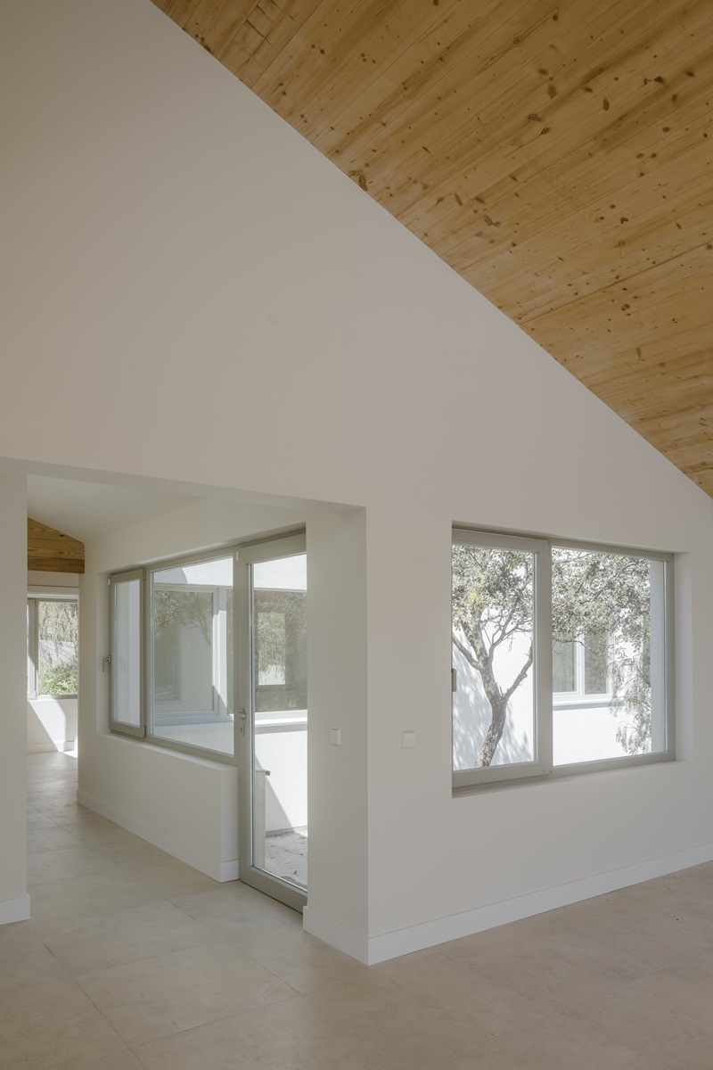 Positivelivings-Casa en la sierra de Madrid: vista patio desde el interior