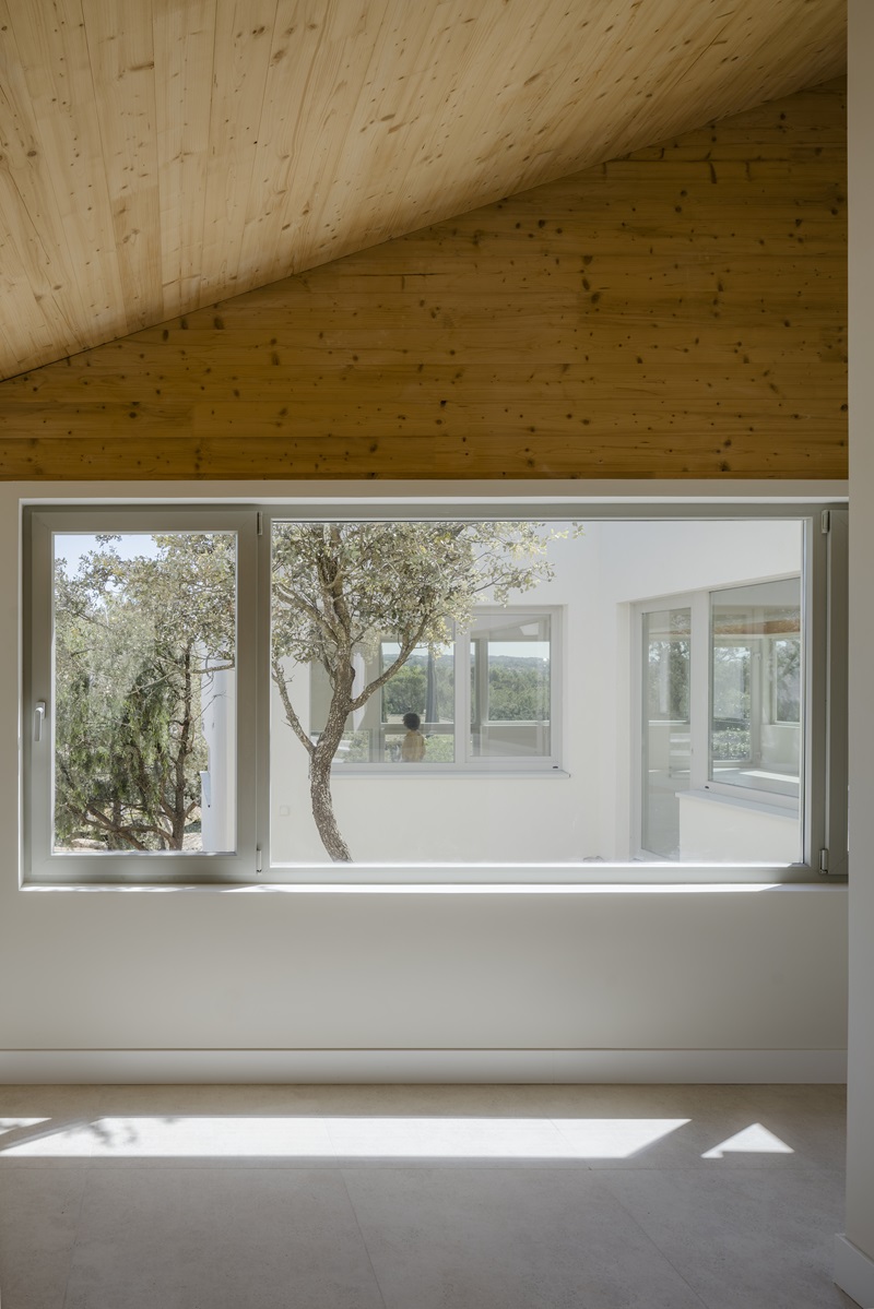 Positivelivings-Casa en la sierra de Madrid: detalle ventana vista patio desde el interior